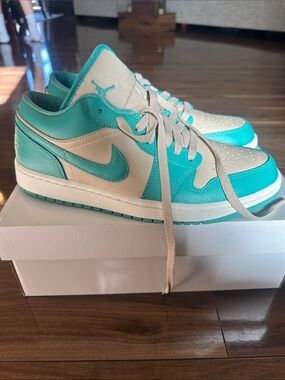Jordan Low-Top Sneakers in Teal and Cream - brand new with box!